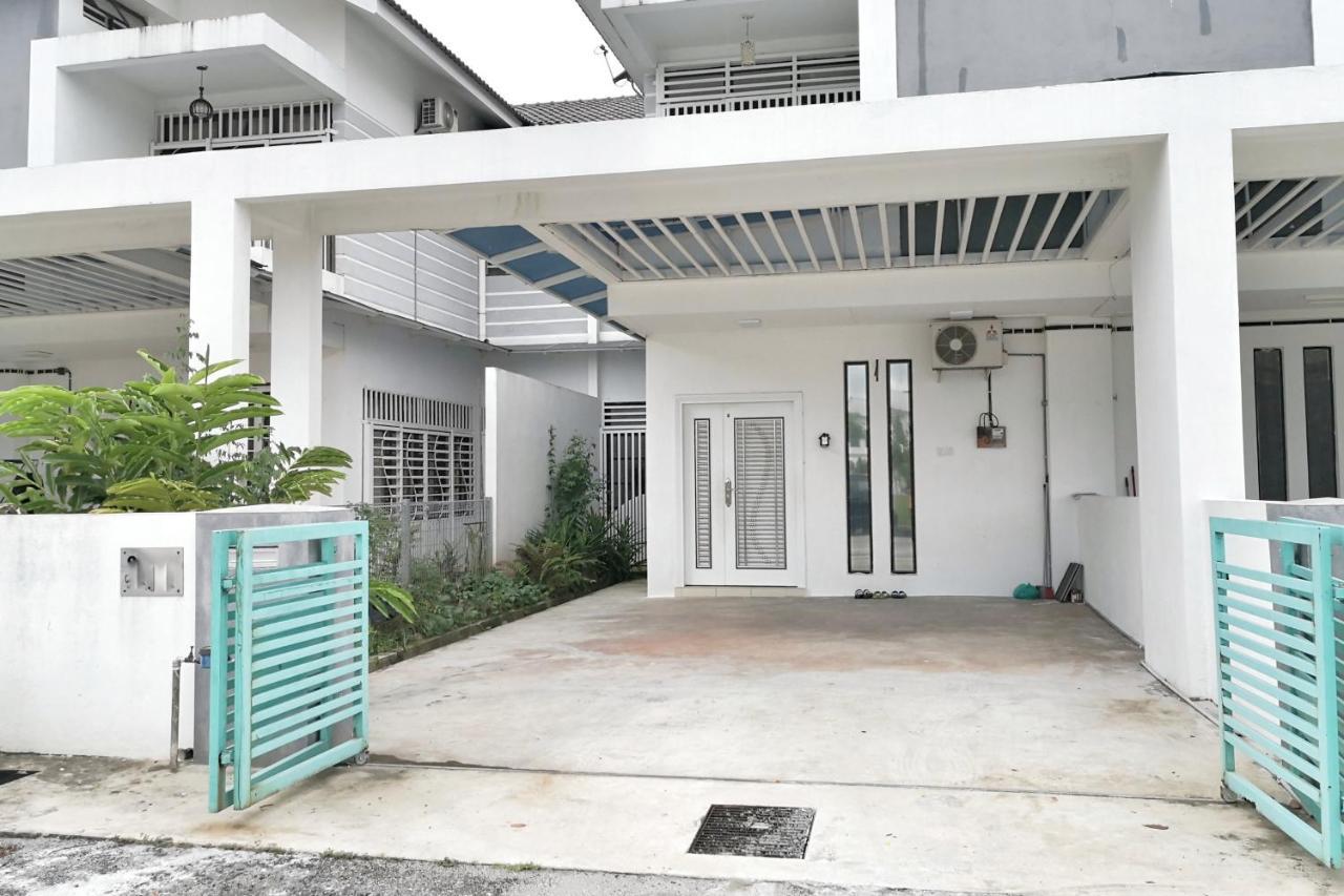 Teratak Persona Homestay. 4 Rooms Double Storey Terrace In Kuantan City. Ngoại thất bức ảnh